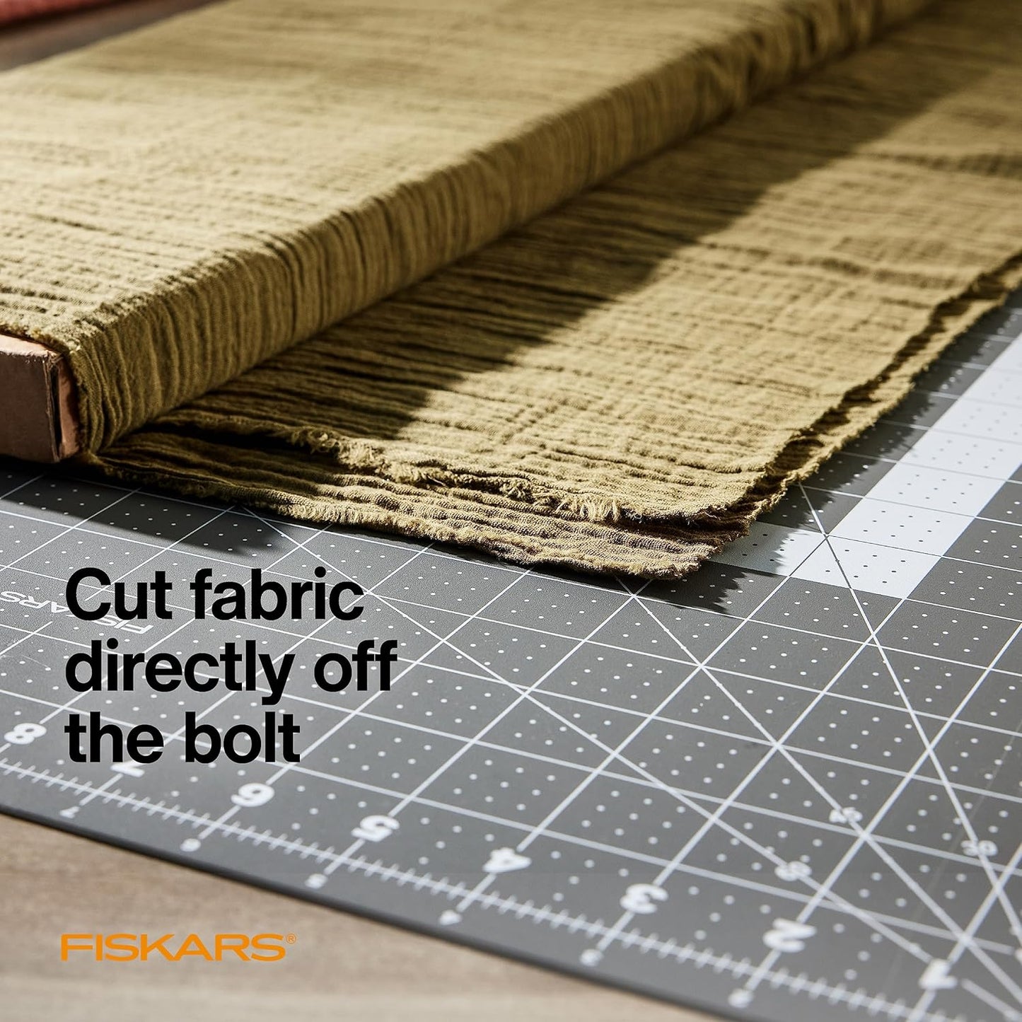 Fiskars Cutting Mat, Self-Healing Fabric Cutting Surface, Double-Sided Grid with Bias Lines, 18"x24"